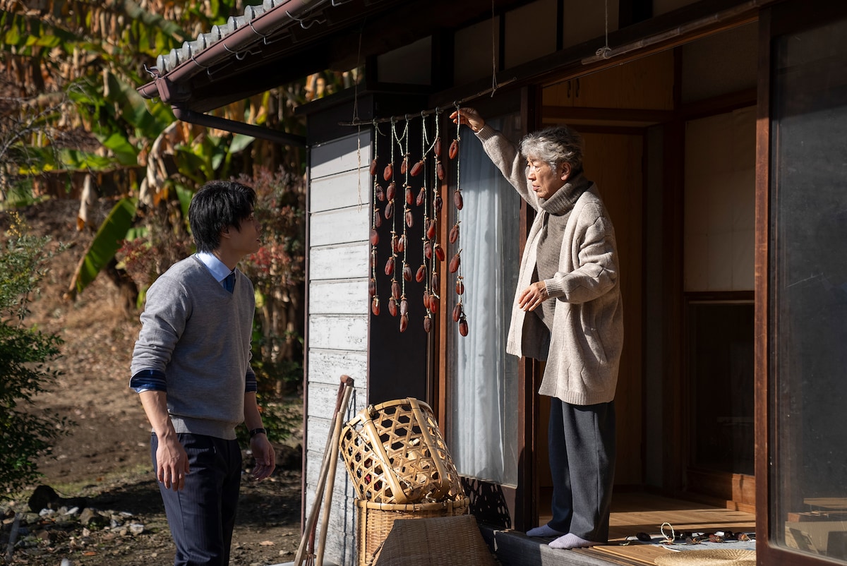「せん」より中尾ミエ（右）扮するおばあさんと、鈴木伸之扮する職員。