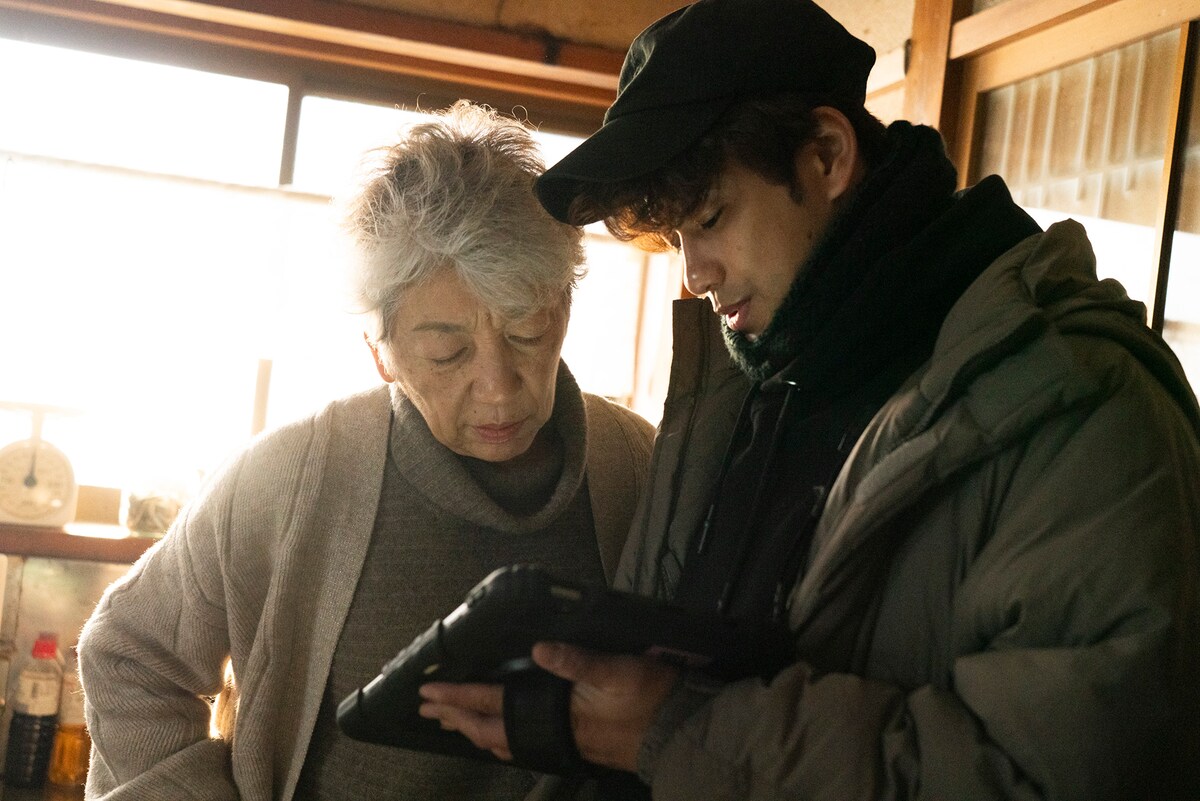 「せん」撮影現場での中尾ミエ（左）と森崎ウィン。