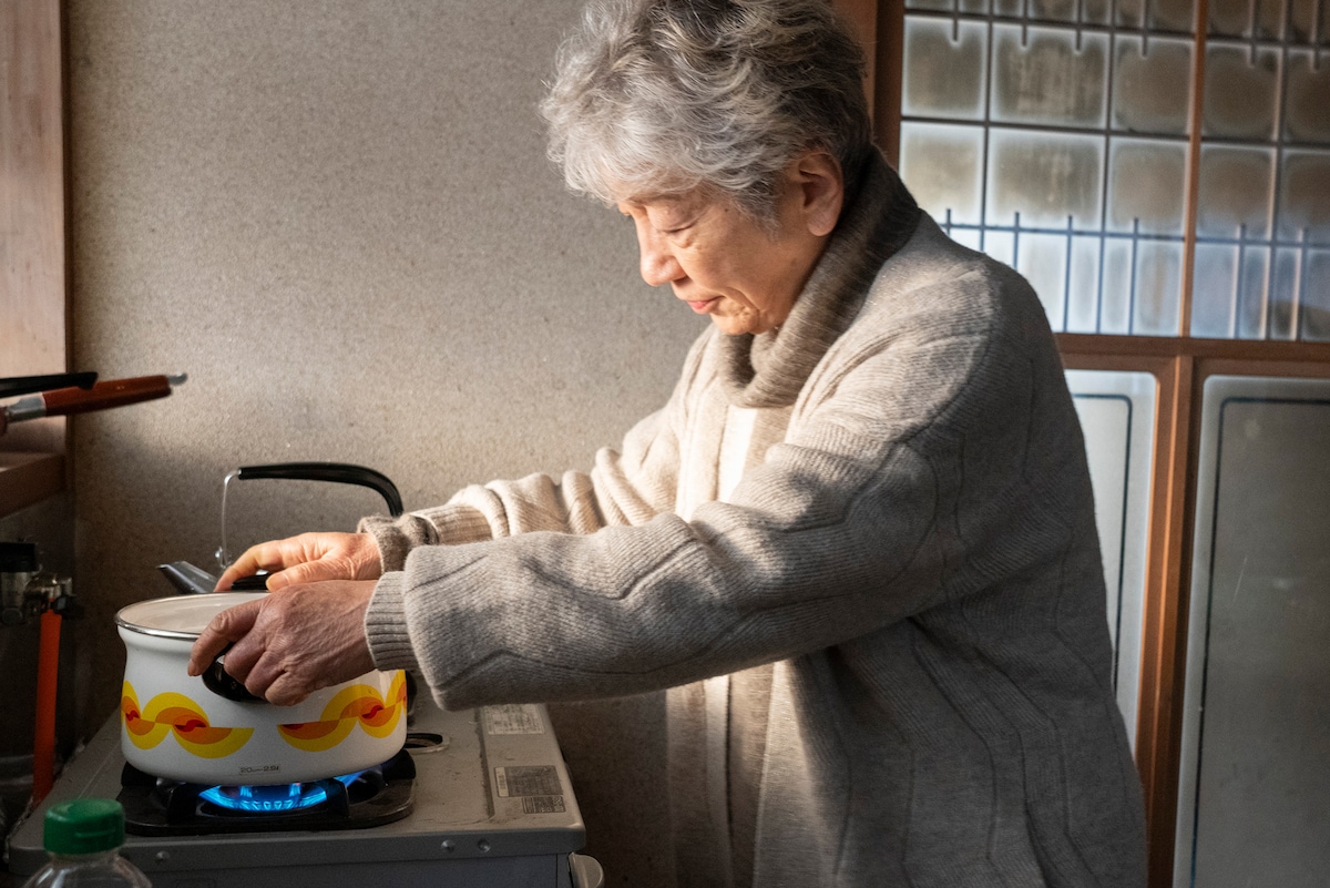 おばあさんがカボチャの煮込みを作りながら昔を懐かしむ。