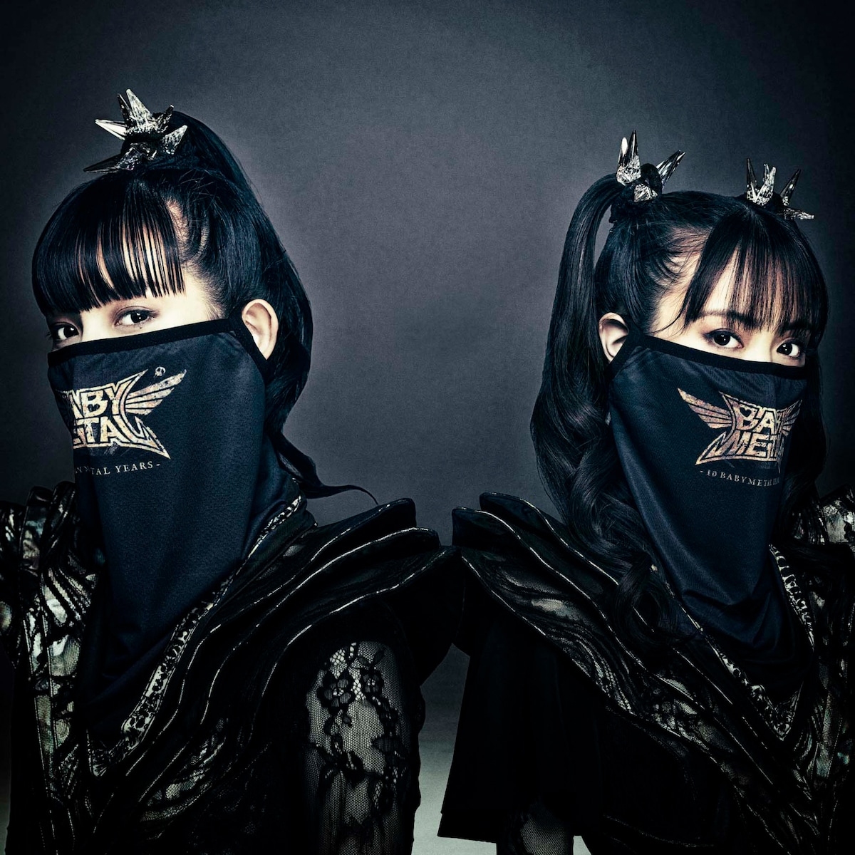 「Savior Mask」を着用したBABYMETAL。