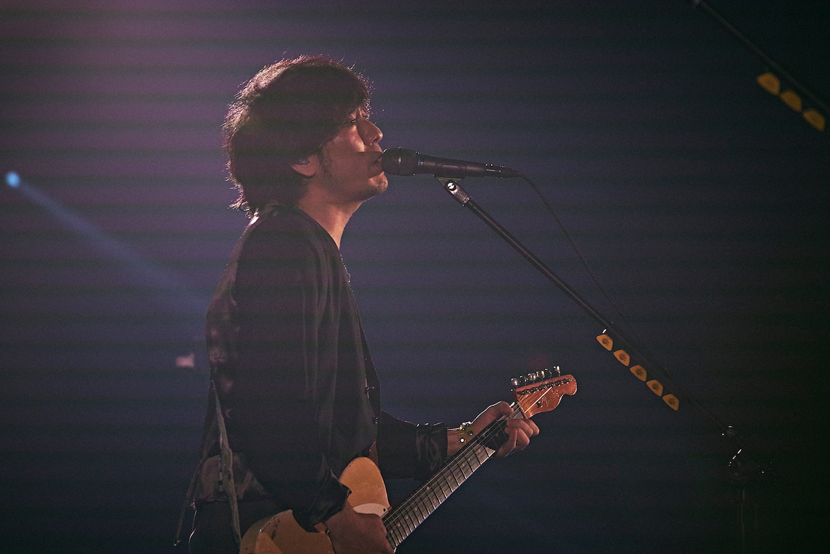 back number「in your humor tour 2023」より清水依与吏(Vo, G)。