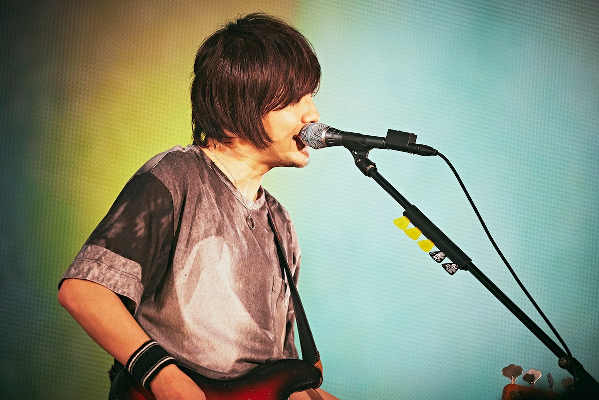 back number「in your humor tour 2023」より小島和也(B, Cho)。