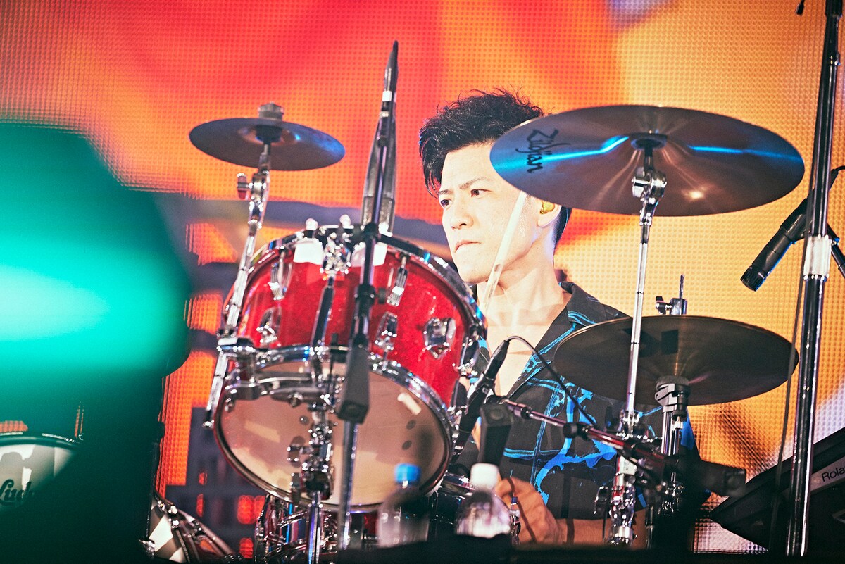 back number「in your humor tour 2023」より栗原寿(Dr)。