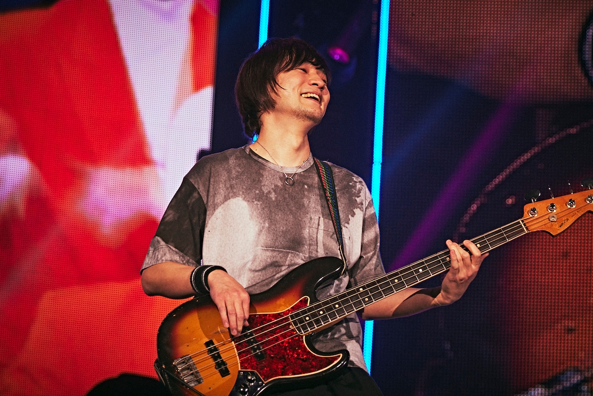 back number「in your humor tour 2023」より小島和也(B, Cho)。