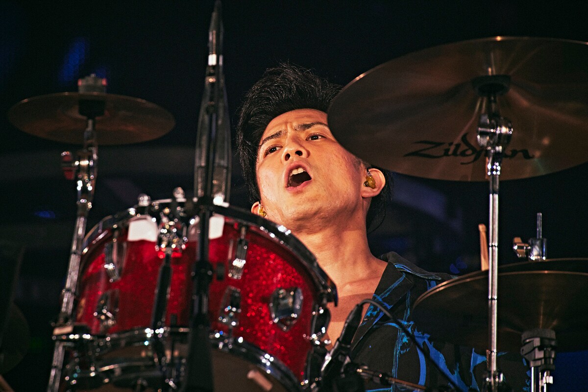 back number「in your humor tour 2023」より栗原寿(Dr)。