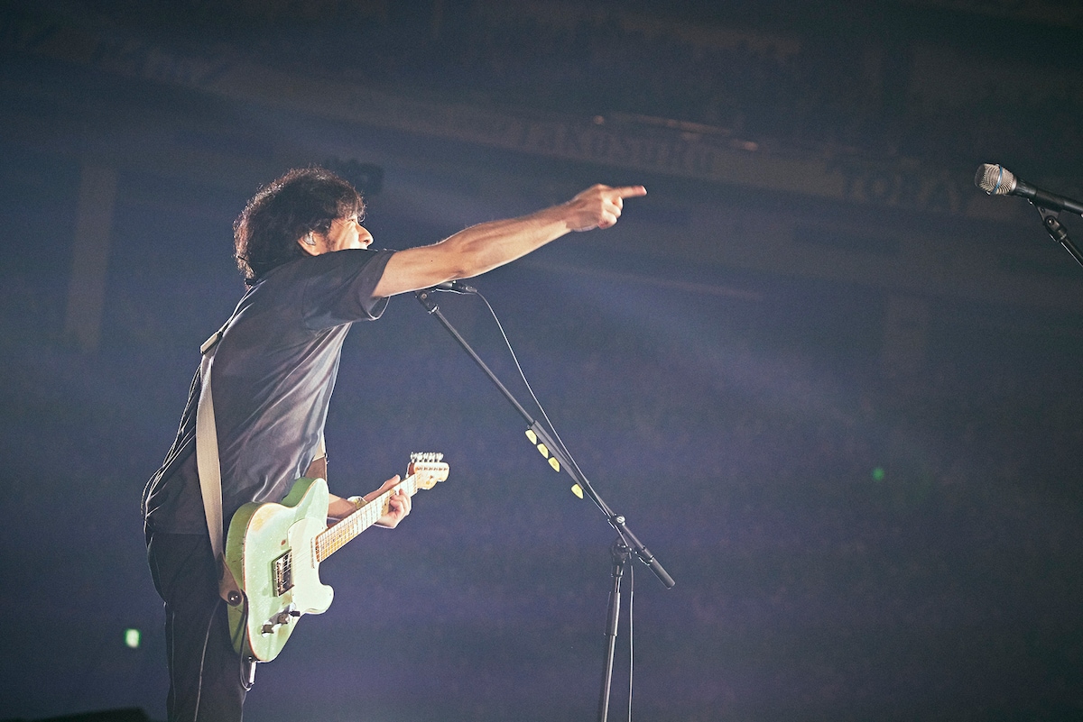 back number「in your humor tour 2023」より清水依与吏(Vo, G)。