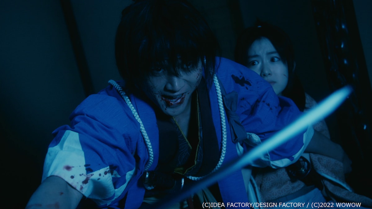 「WOWOWオリジナルドラマ 薄桜鬼」より、左から金井成大演じる沖田総司、若柳琴子演じる雪村千鶴。