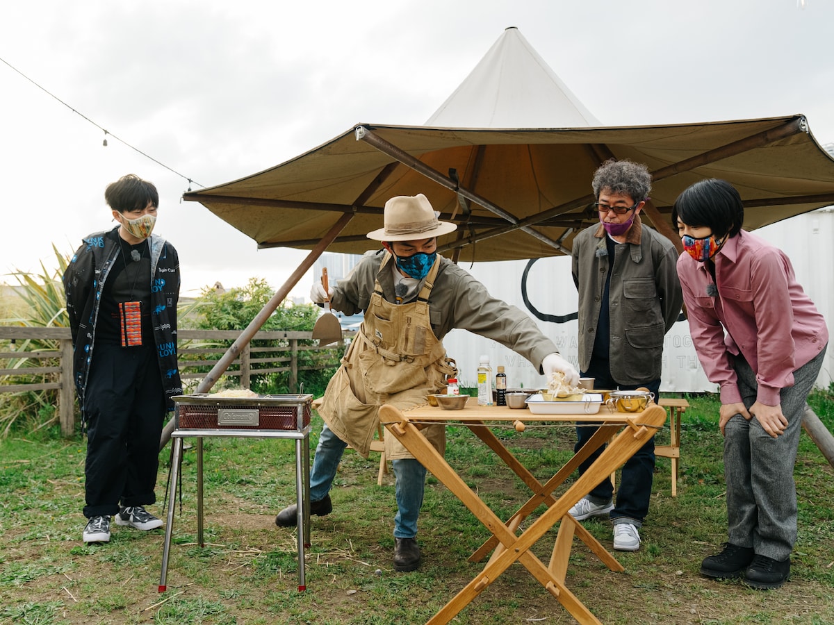 レモンペッパー焼きそばの調理の様子。