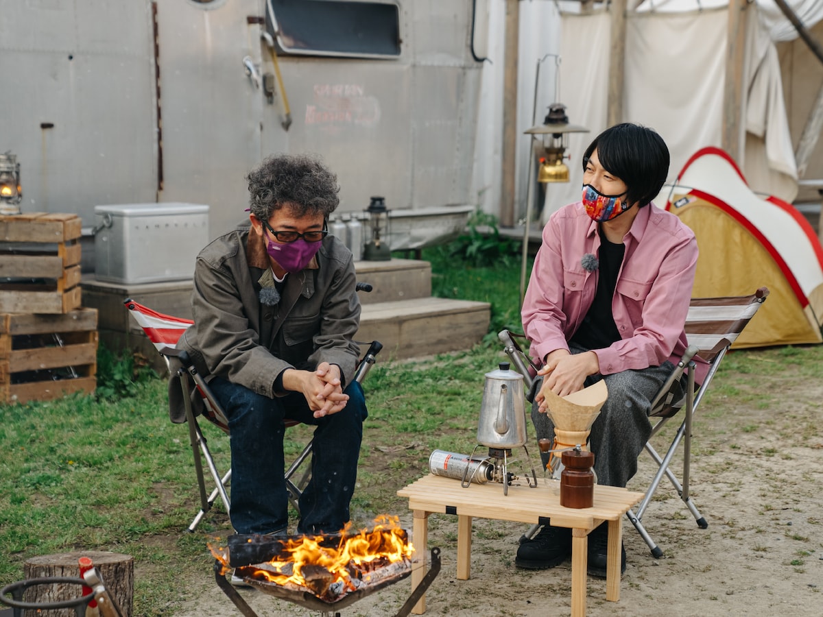 奥田民生と、コーヒーを用意する山内総一郎（フジファブリック）。