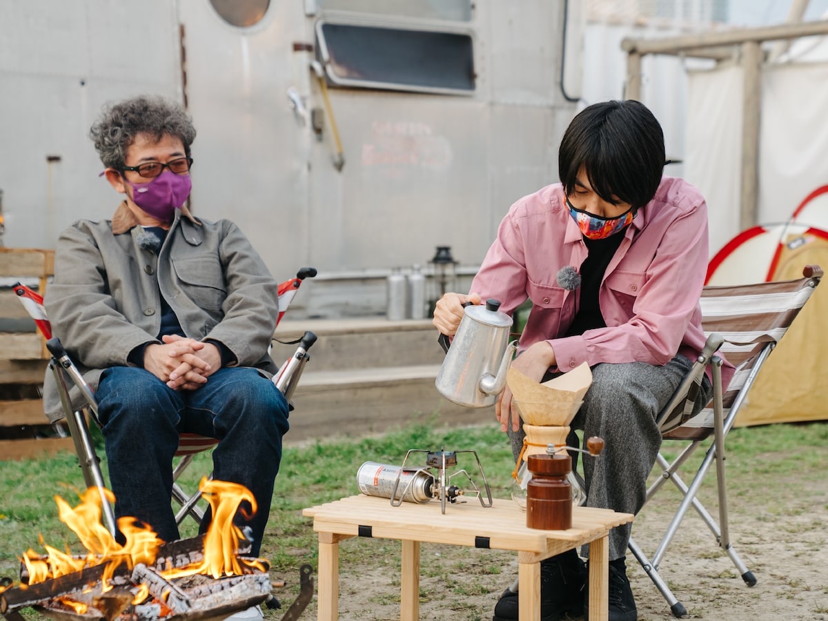 コーヒーを淹れる山内総一郎（フジファブリック / 右）。