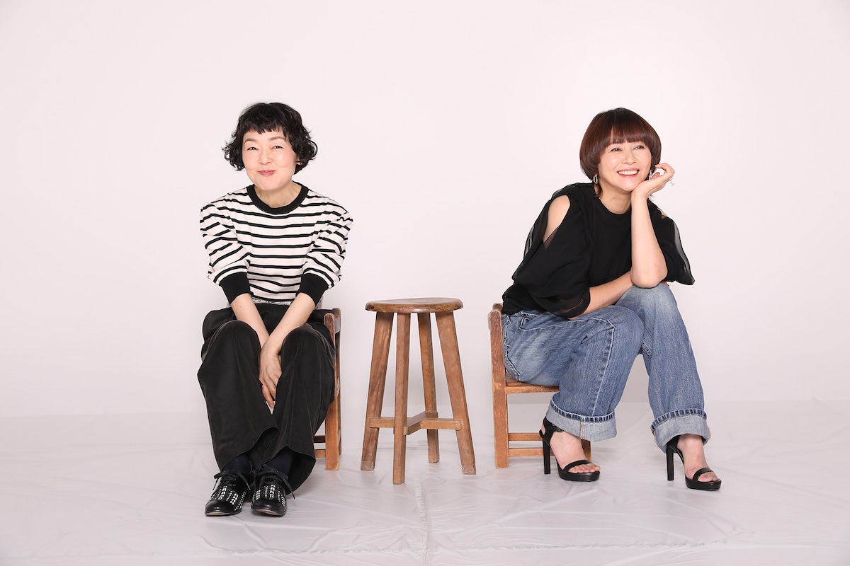 左から小林聡美、小泉今日子。