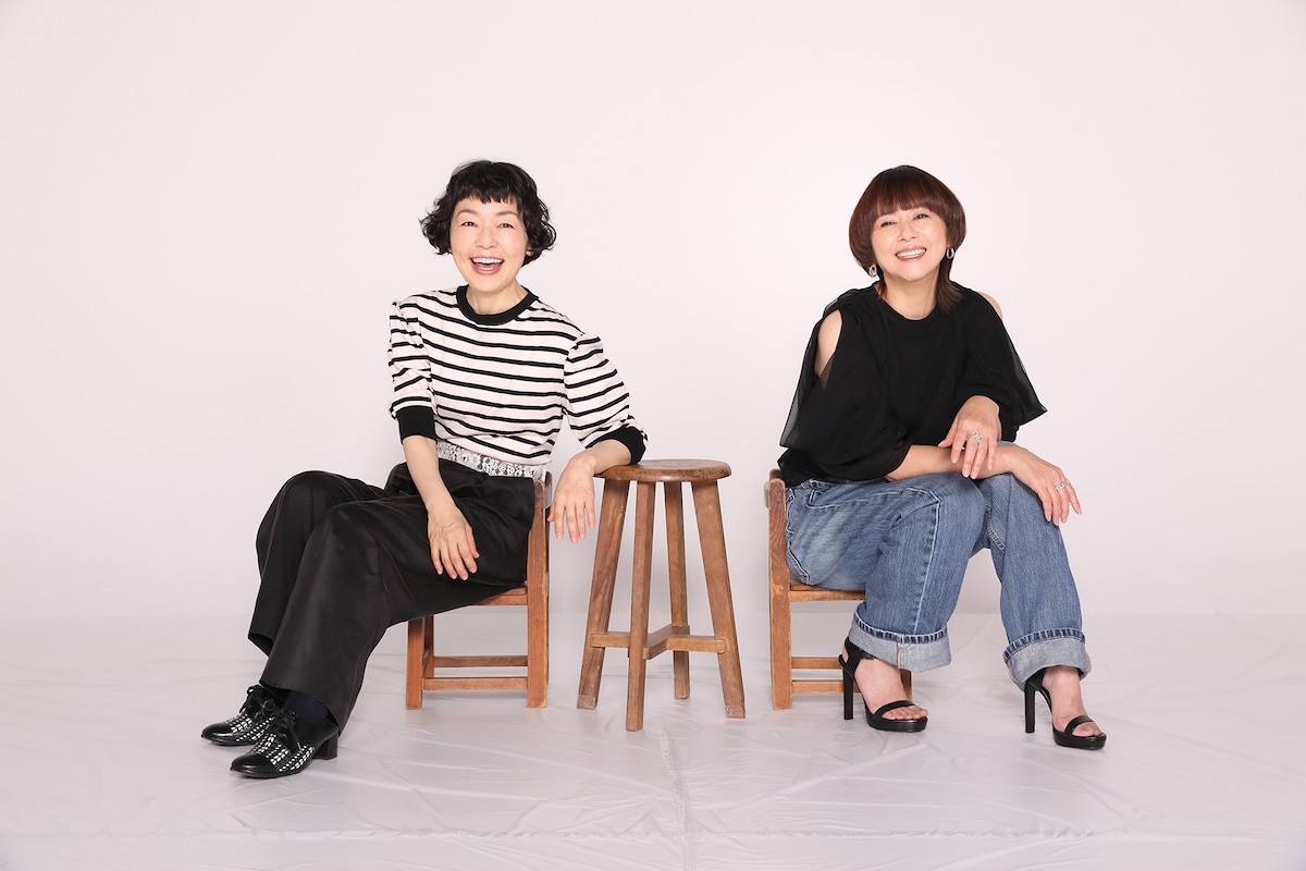 左から小林聡美、小泉今日子。