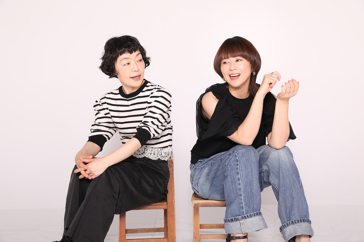 左から小林聡美、小泉今日子。