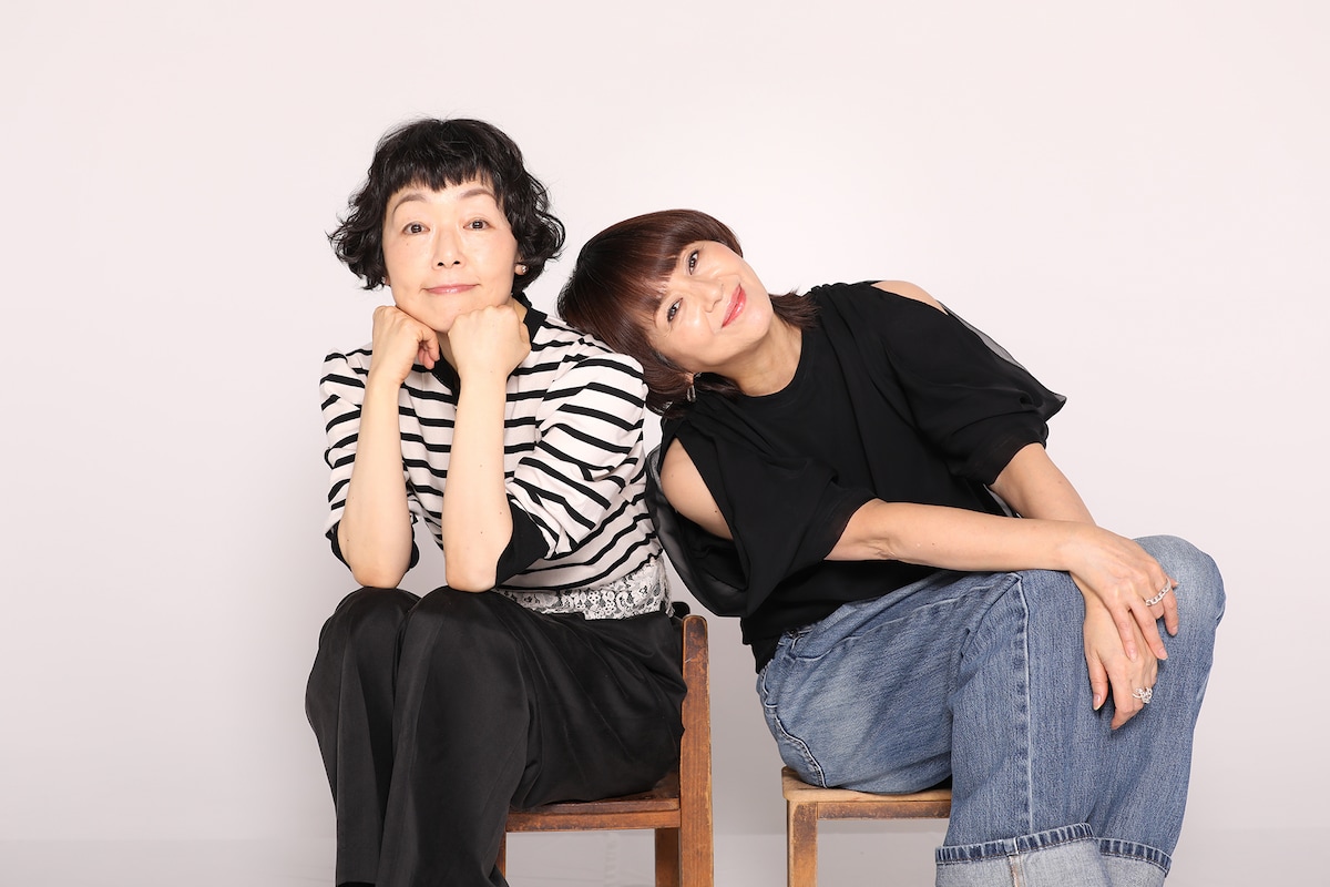 左から小林聡美、小泉今日子。