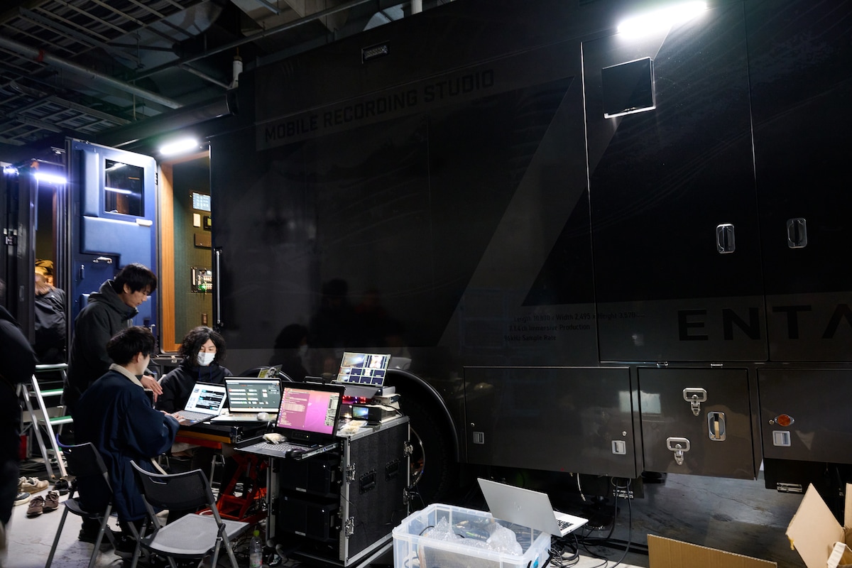 生配信時にミキシングなどがリアルタイムで行われたWOWOWの音声中継車。