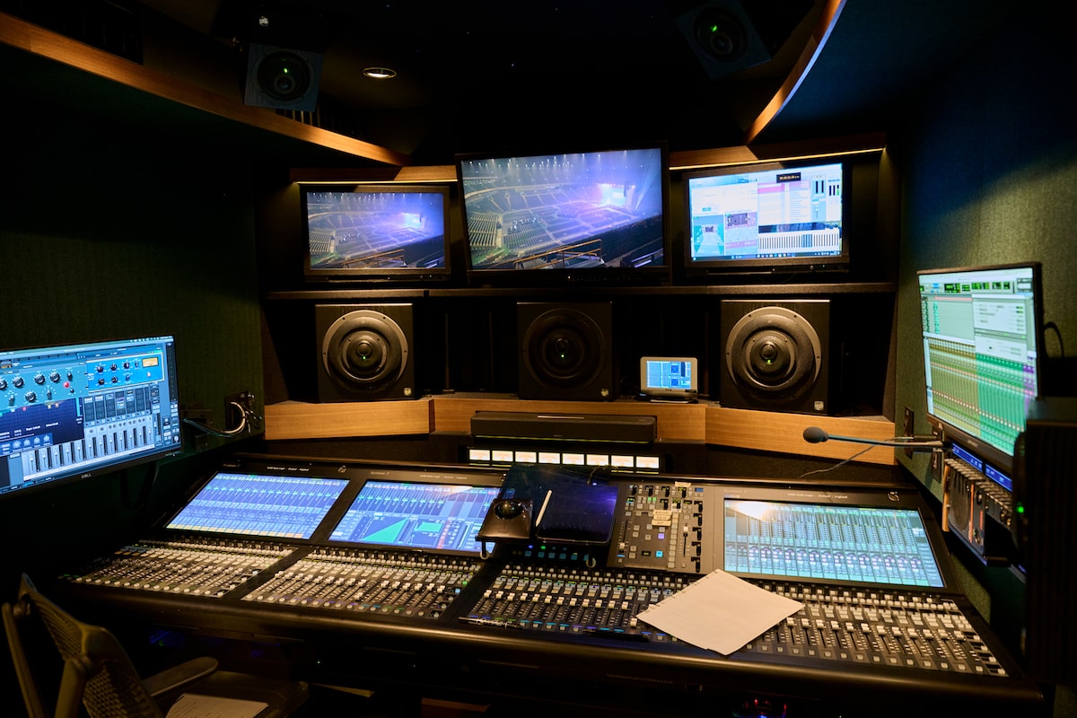 音声中継車内のコントロールルーム。レコーディングスタジオと同様の作業環境になっている。