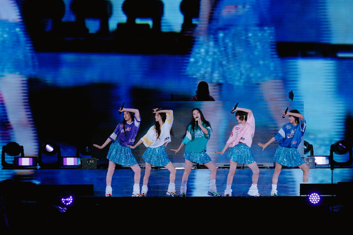 「Attention」を披露するNewJeans。©2024 ADOR. All Rights Reserved.