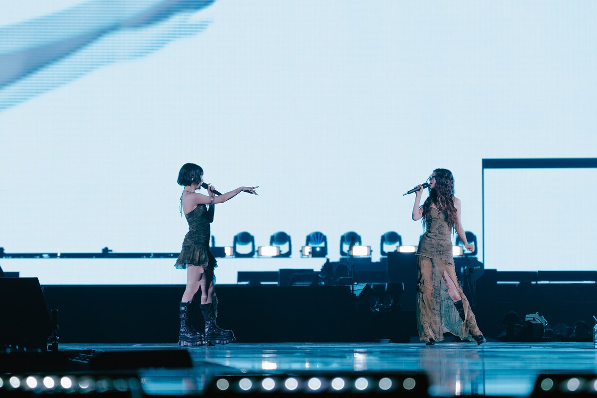 HANNIとDANIELLEのソロステージの様子。©2024 ADOR. All Rights Reserved.