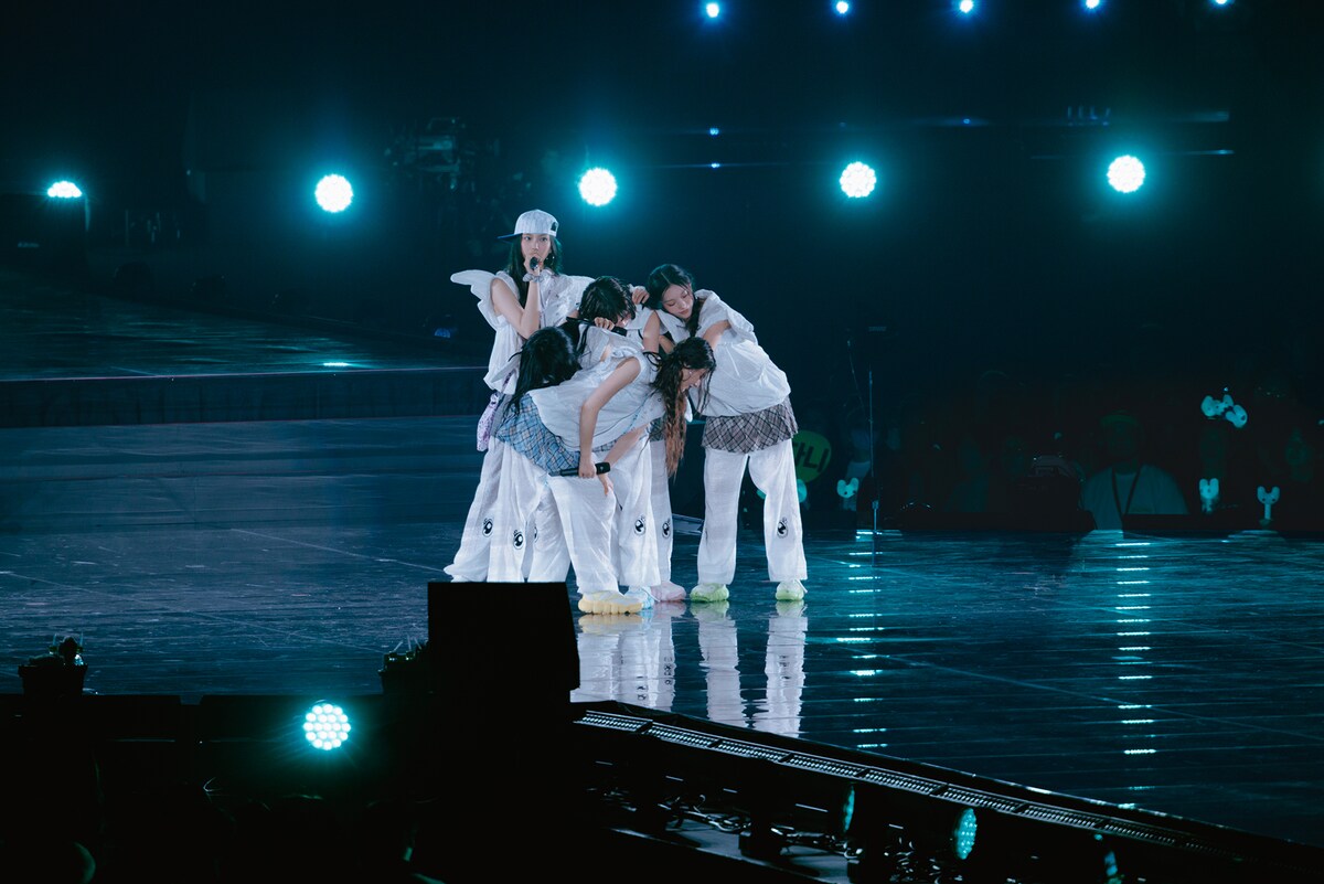 「Ditto」を披露するNewJeans。©2024 ADOR. All Rights Reserved.