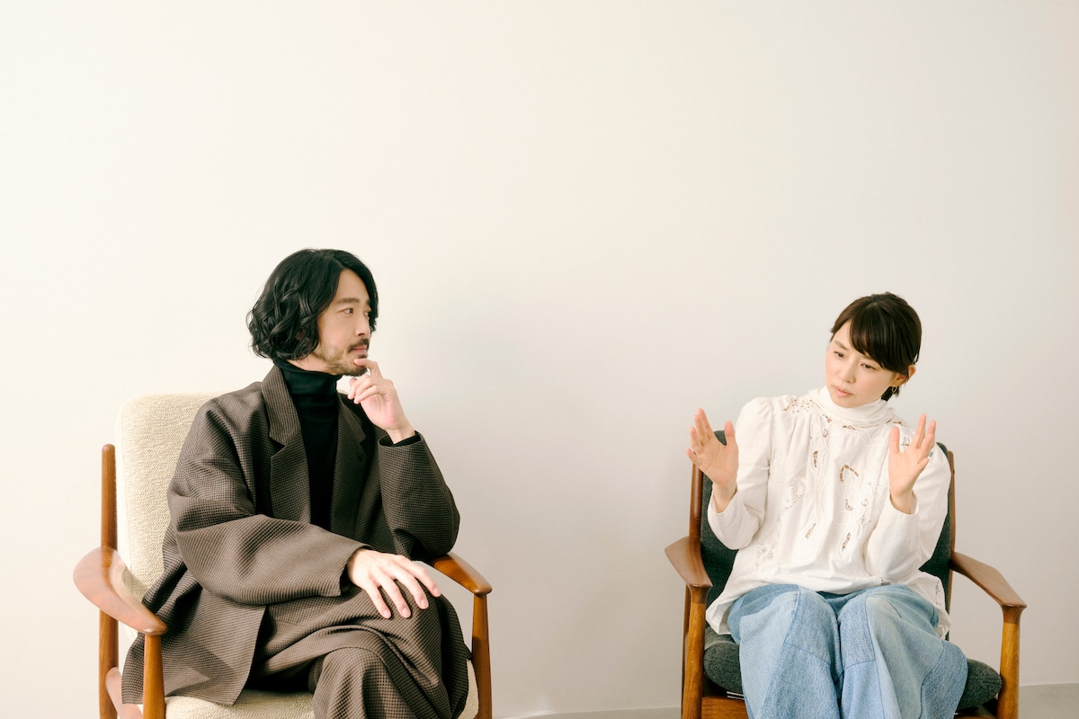 左から大橋トリオ、lily。