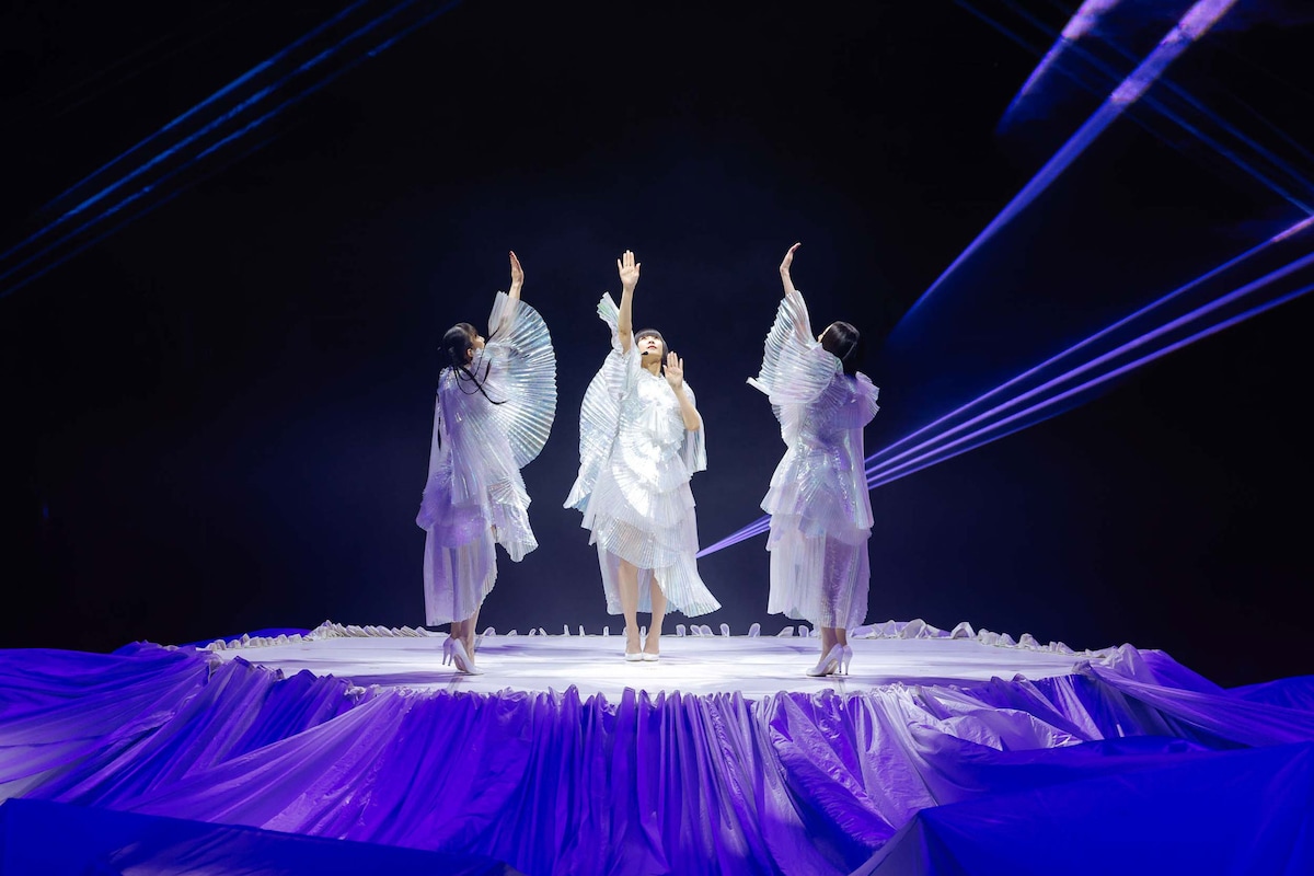 「Perfume 9th Tour 2022 "PLASMA"」より「Flow」のパフォーマンスの様子。