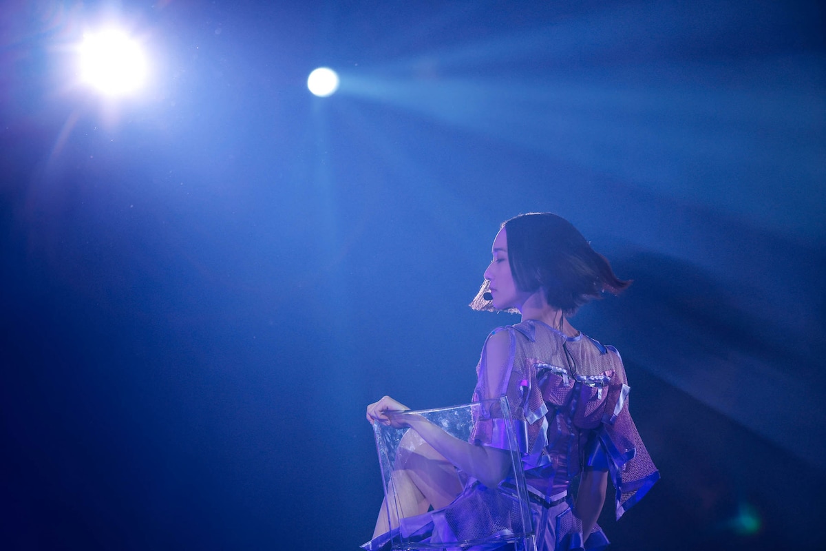 「Drive'n The Rain」をパフォーマンスするのっち。