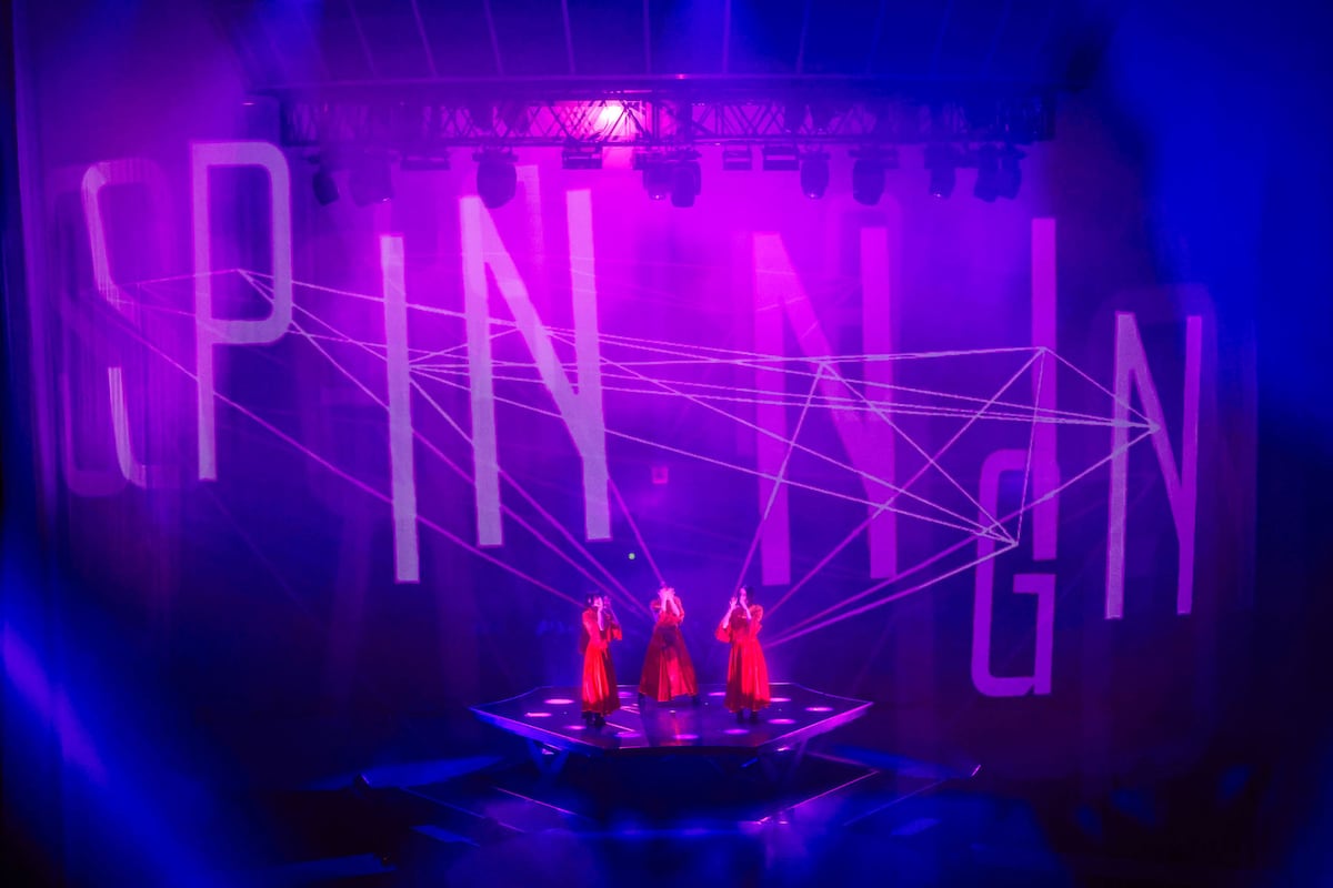 「Perfume 9th Tour 2022 "PLASMA"」より「Spinning World」のパフォーマンスの様子。