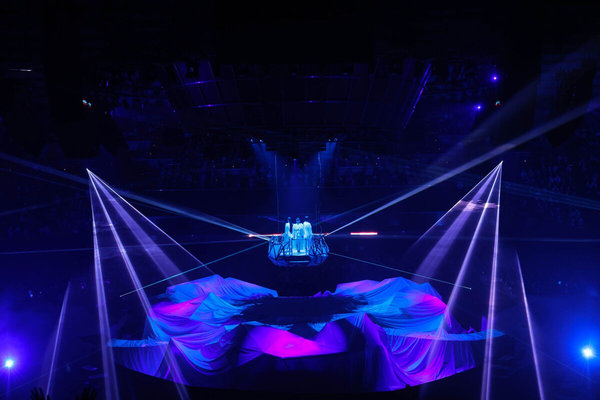 「Perfume 9th Tour 2022 "PLASMA"」のオープニング「Plasma」での登場シーン。