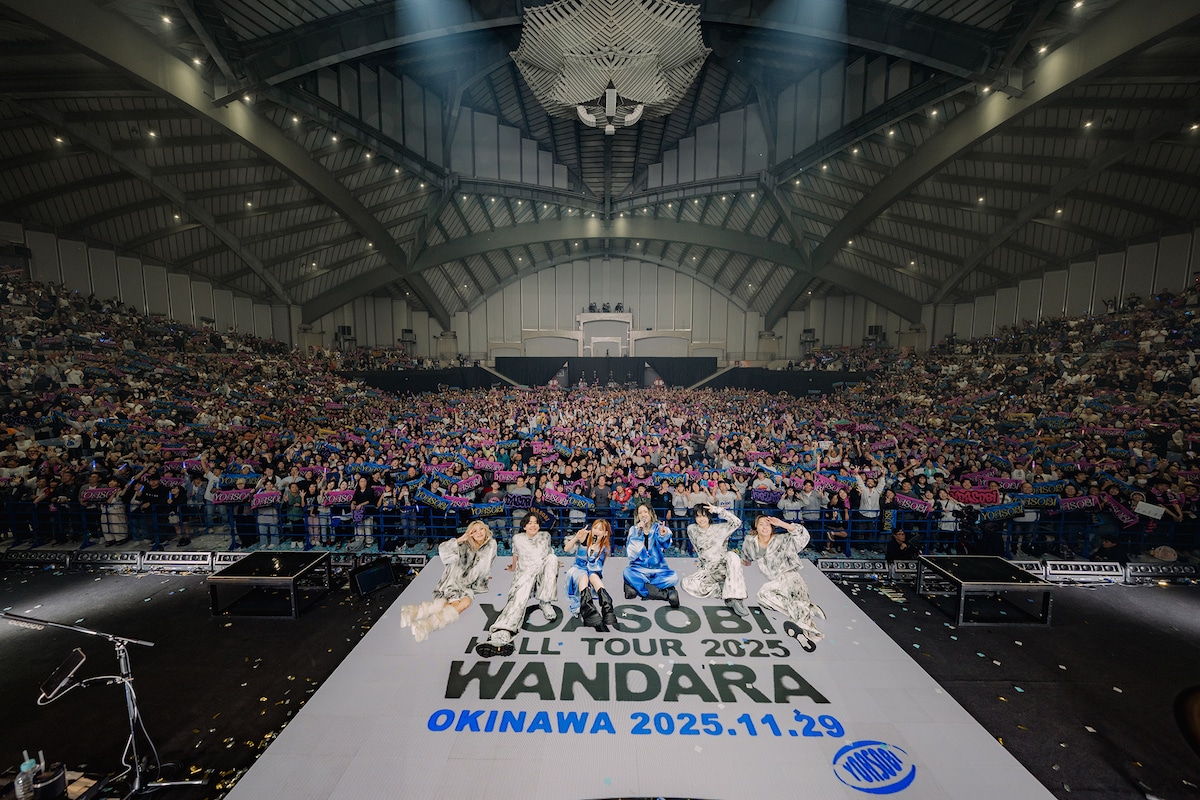 「YOASOBI HALL TOUR 2025 WANDARA」沖縄公演の集合写真。（Photo by Jun Yokoyama）