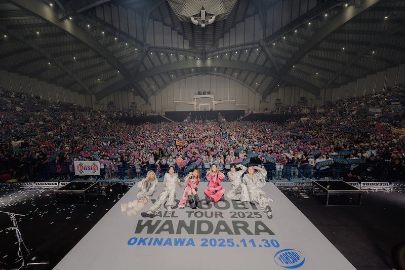 「YOASOBI HALL TOUR 2025 WANDARA」沖縄公演の集合写真。（Photo by Jun Yokoyama）