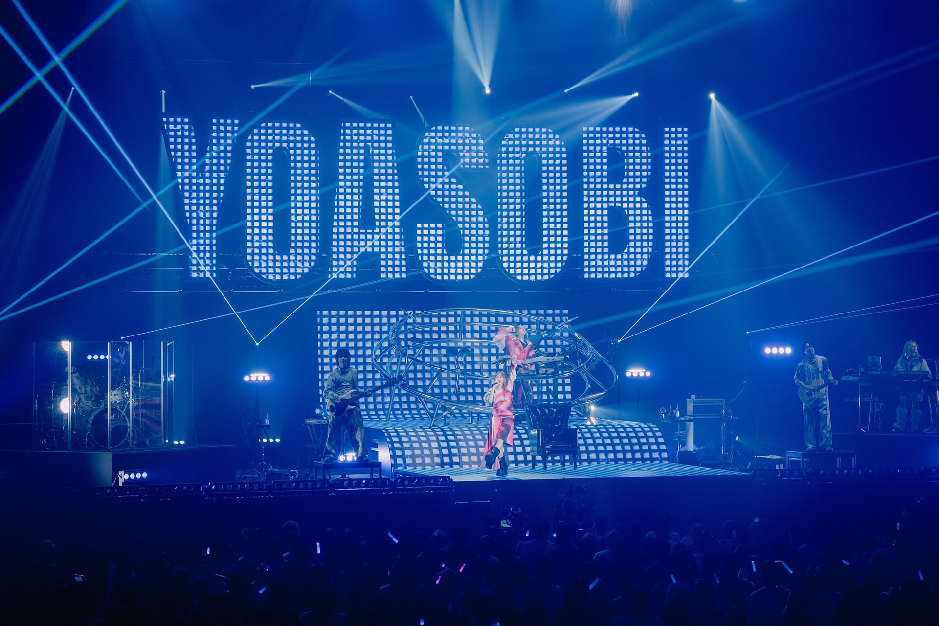 YOASOBIインタビュー｜“ライブバンド”YOASOBIの旅の終着点、全国を巡り