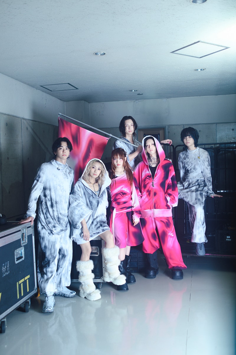 YOASOBIとバンドメンバー。（Photo by Kazuki Iwabuchi）