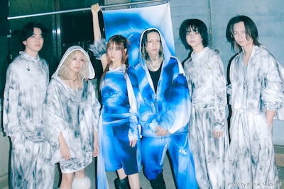 YOASOBIインタビュー｜“ライブバンド”YOASOBIの旅の終着点、全国を巡り磨き上げたステージをWOWOWで放送・配信