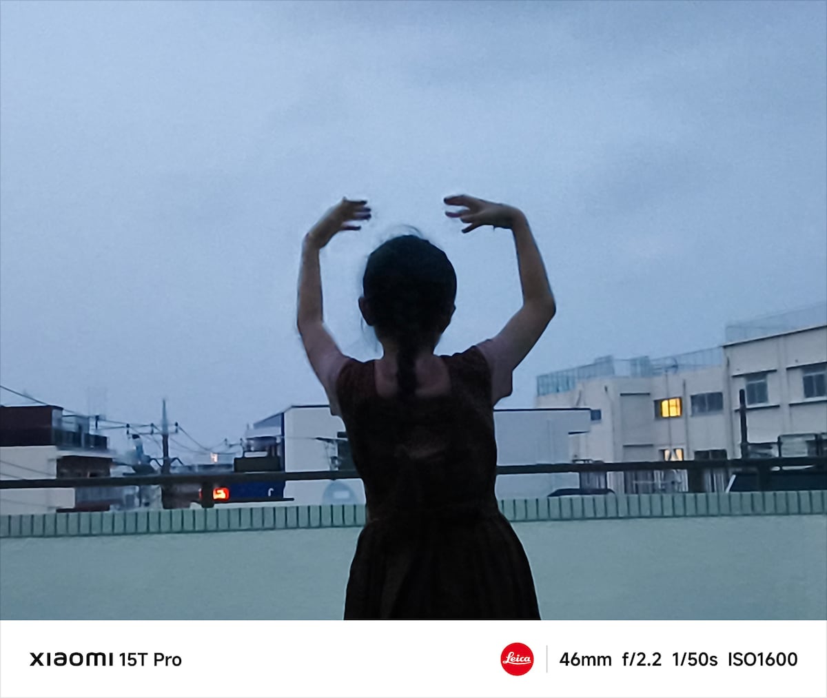 「火点し頃（ひともしごろ）」（写真：菊池亜希子、撮影機材：スマートフォン Xiaomi 15T Pro）