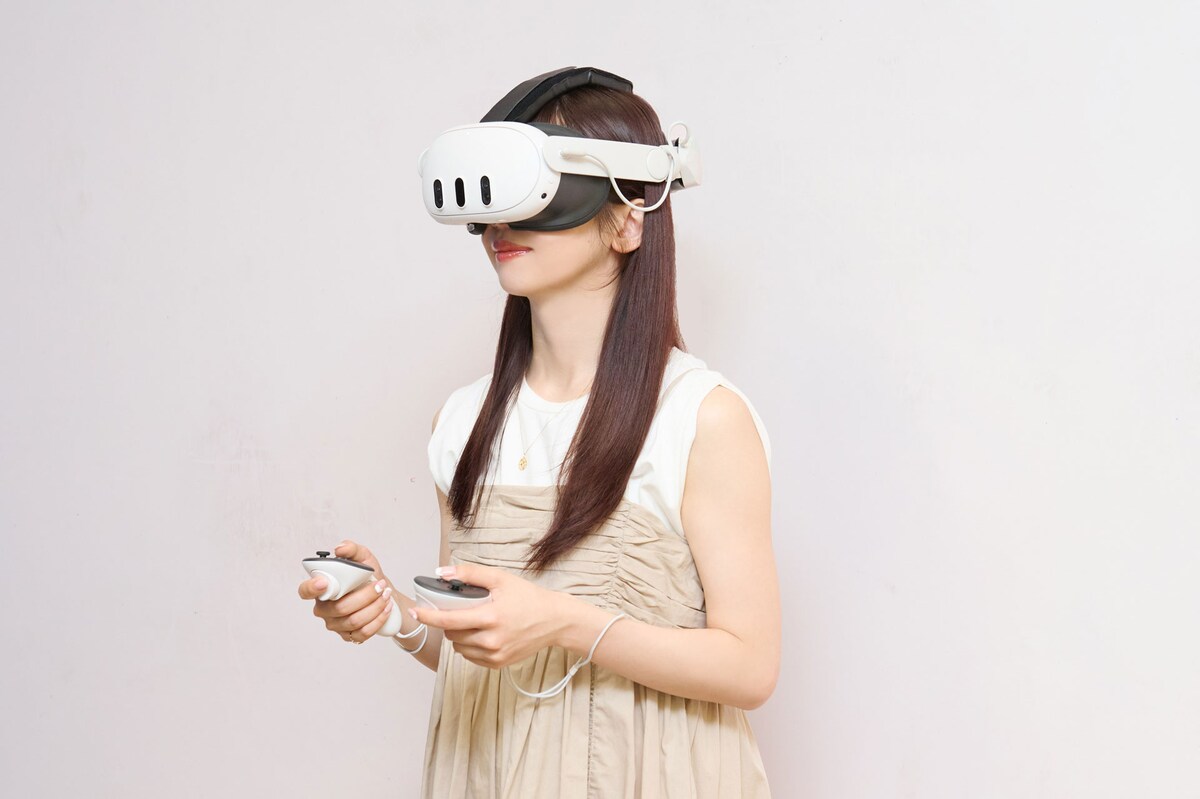 VRのヘッドセットを着用して「X-NEOKET」を体験する真山りか。