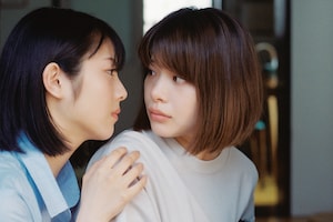 消えた親友が残した秘密とは…岸井ゆきの×浜辺美波が共演、中川龍太郎の監督作「やがて海へと届く」をイラストとレビューで紐解く