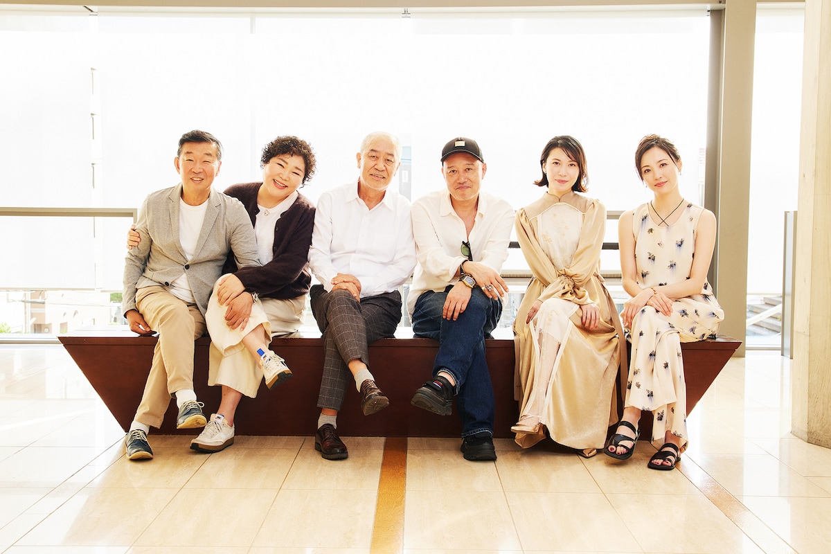 左から鄭義信、コ・スヒ、イ・ヨンソク、千葉哲也、村川絵梨、智順。
