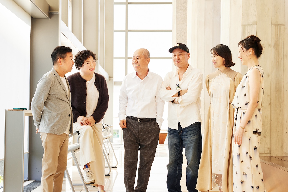 左から鄭義信、コ・スヒ、イ・ヨンソク、千葉哲也、村川絵梨、智順。