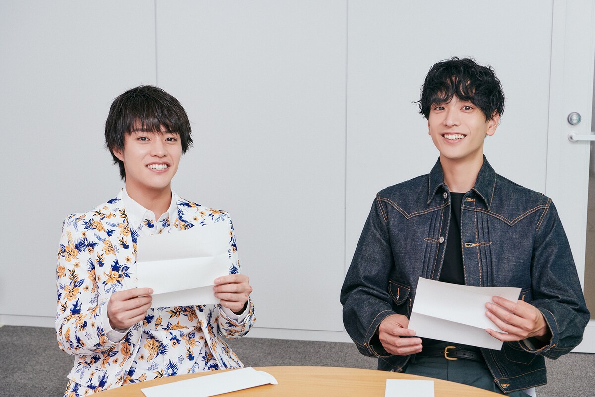 左から醍醐虎汰朗、黒羽麻璃央。
