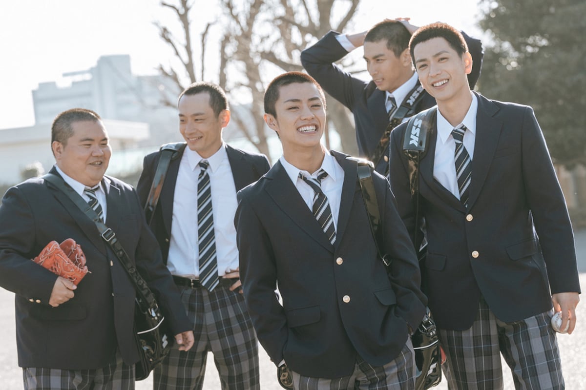 「野球部に花束を」より、醍醐虎汰朗演じる黒田鉄平(手前左)、黒羽麻璃央演じる桧垣主圭(手前右)。