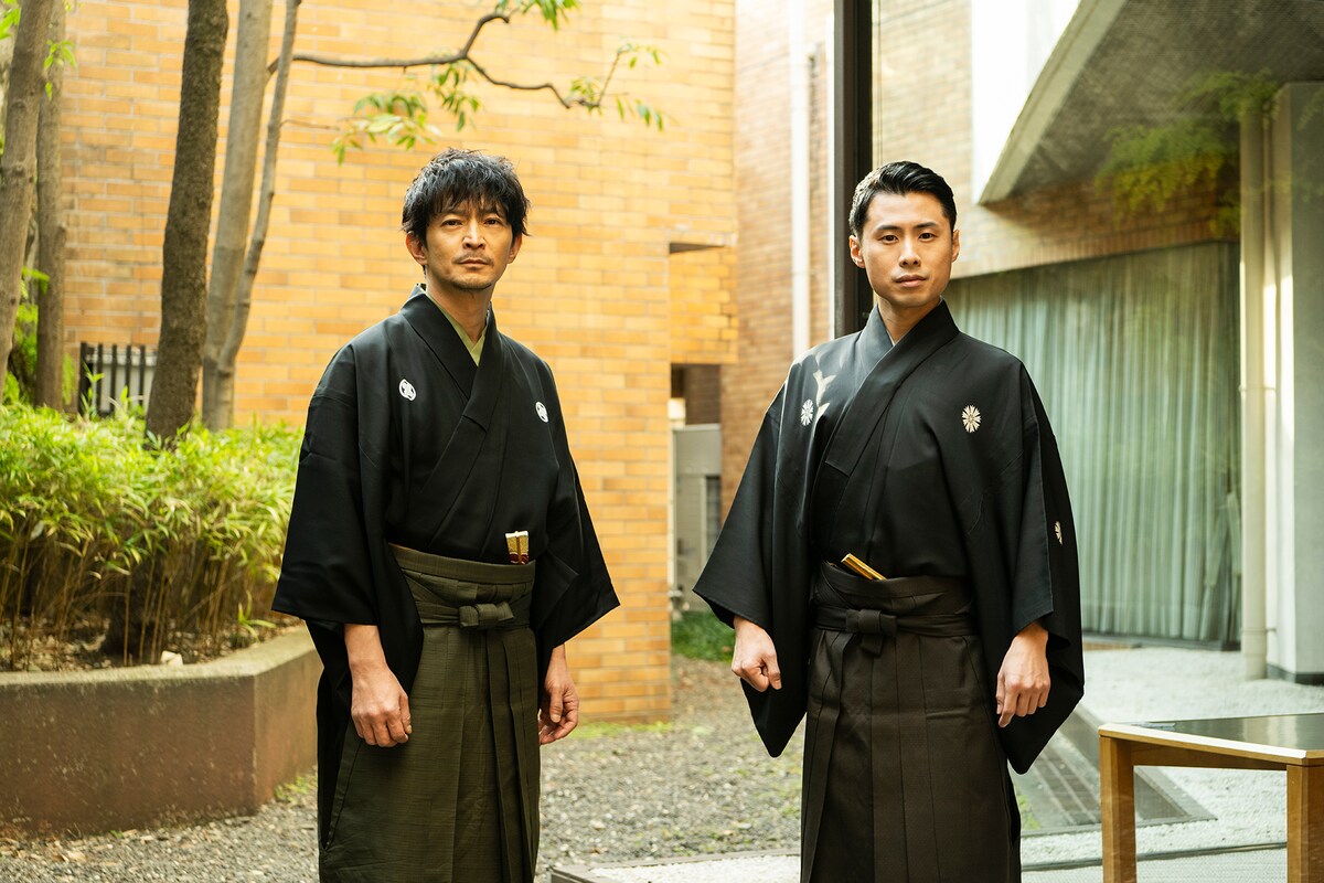 左から津田健次郎、宝生和英。