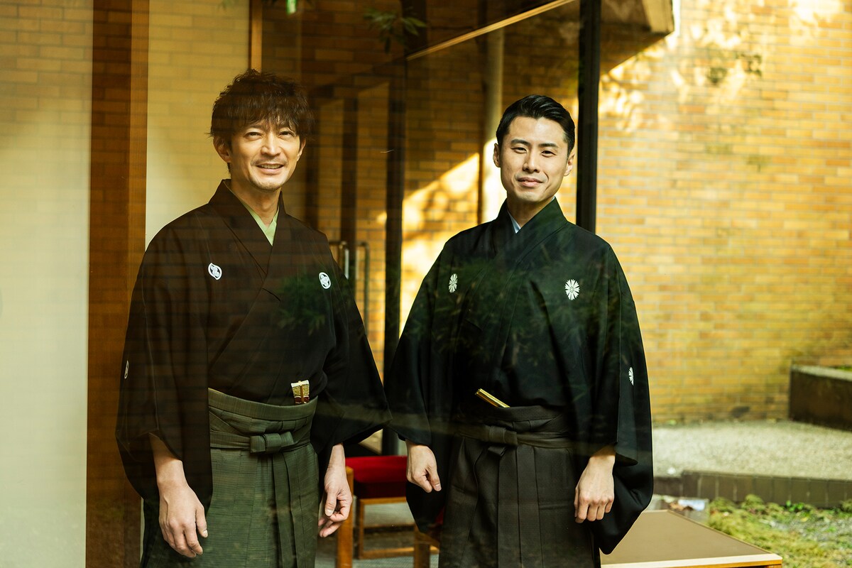 左から津田健次郎、宝生和英。