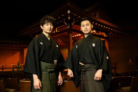 互いをリスペクトする津田健次郎と宝生和英が朗読×能でぶつかり合う「夜能『道成寺』」