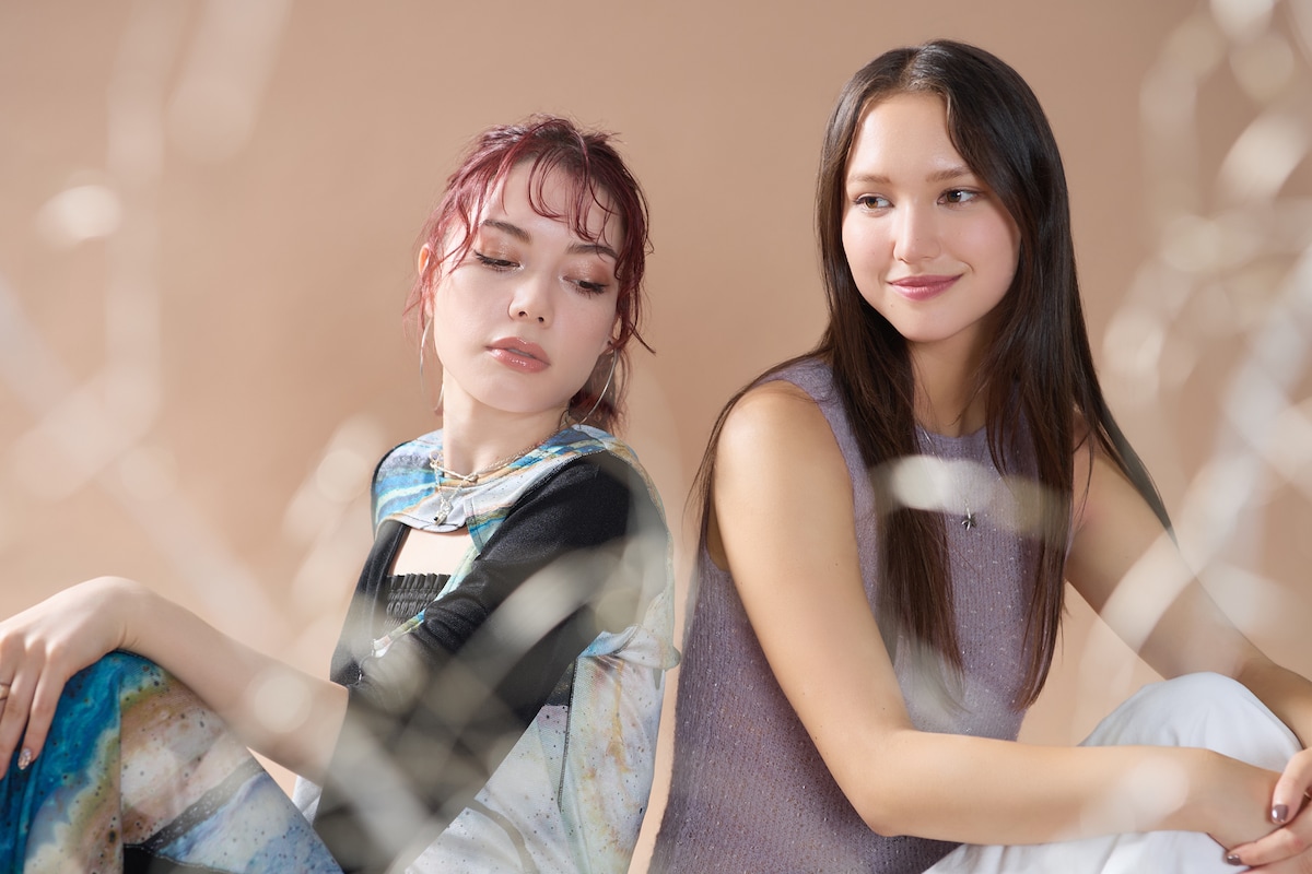 左から安田レイ、Hana Hope。