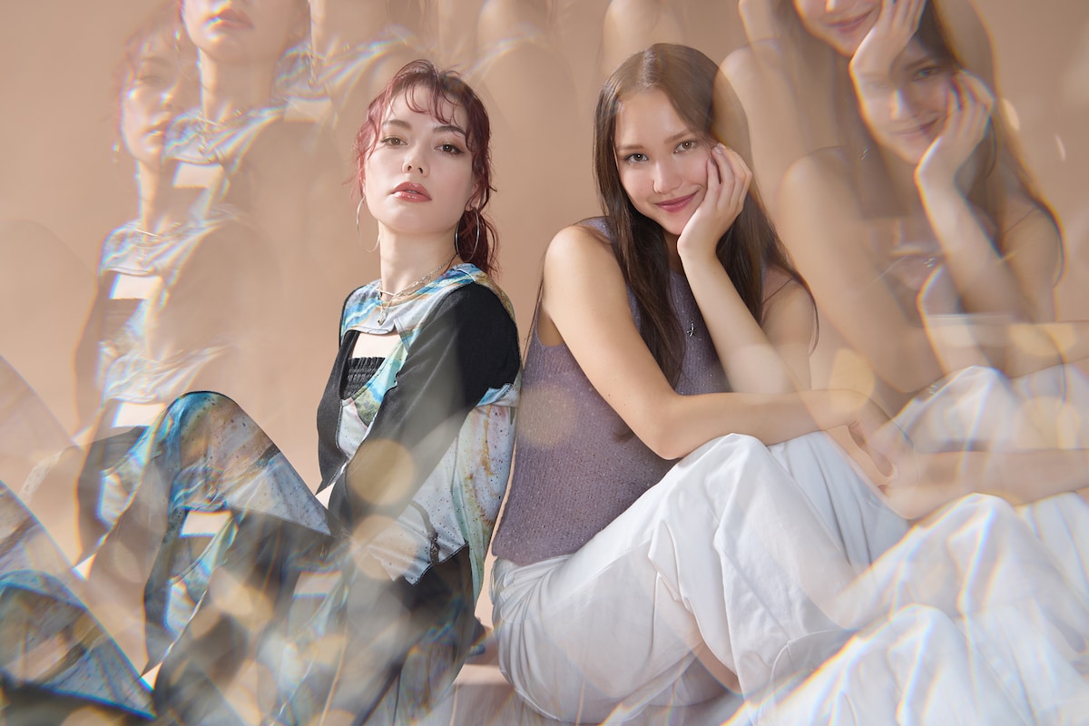 左から安田レイ、Hana Hope。