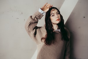 安田レイ「Ray of Light」インタビュー｜「君と世界が終わる日に」との再タッグで届ける希望の歌