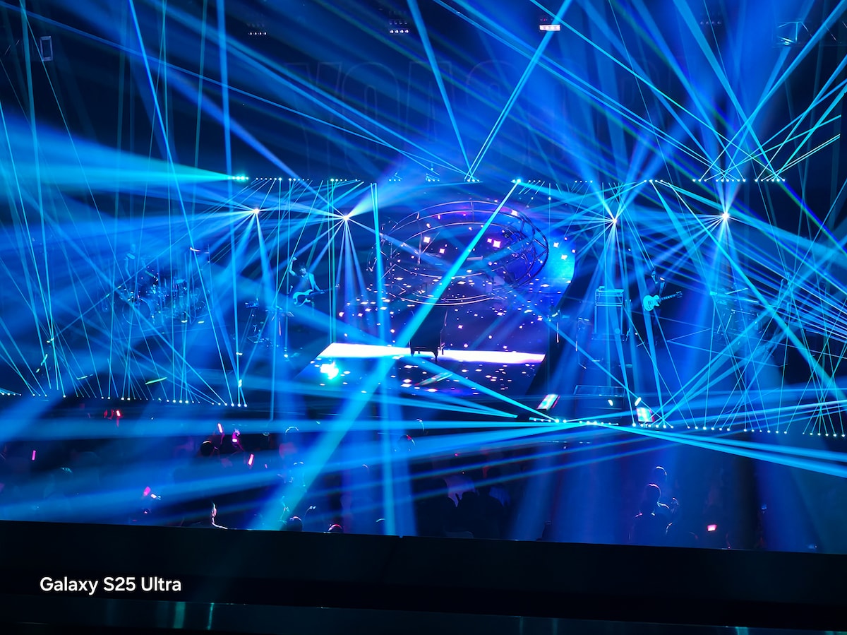 Galaxy S25 Ultraで撮影した「YOASOBI HALL TOUR 2025 WANDARA」新潟県民会館公演の様子。