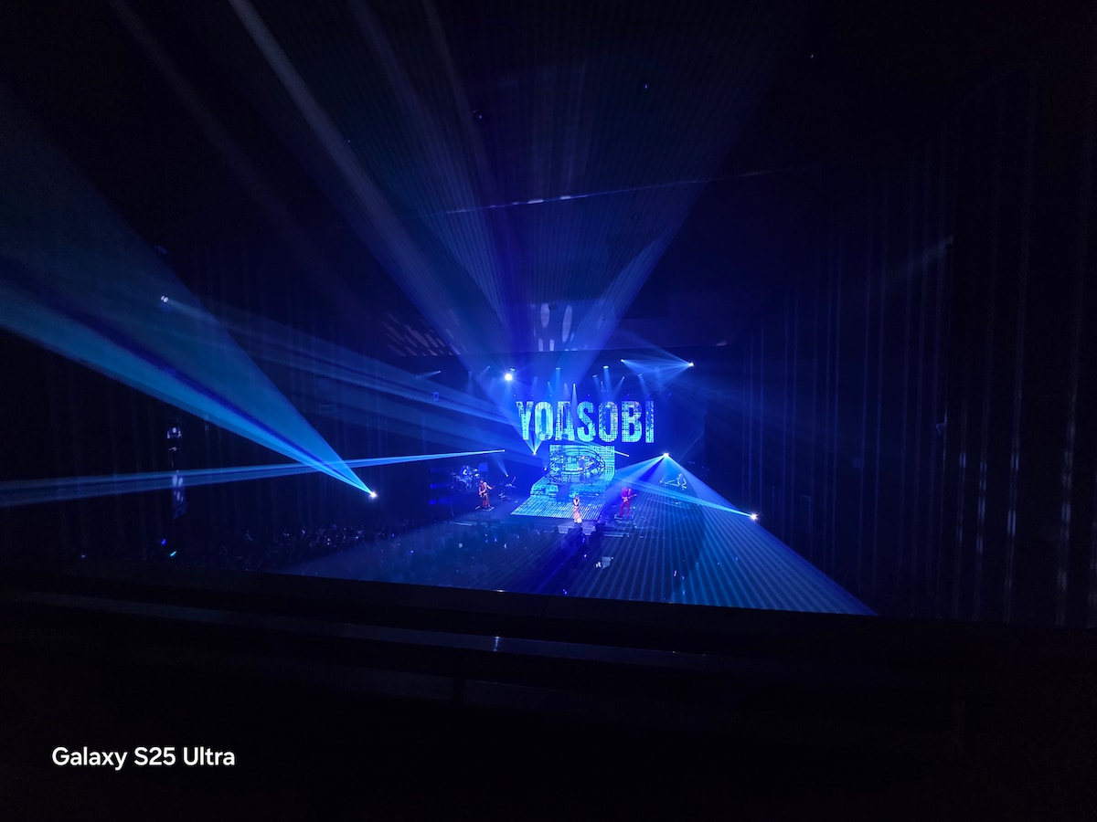 Galaxy S25 Ultraで撮影した「YOASOBI HALL TOUR 2025 WANDARA」新潟県民会館公演の様子。