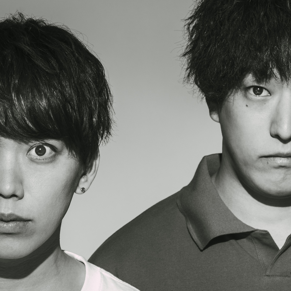 左からGEN（B, Vo）、HIROKAZ（G）。