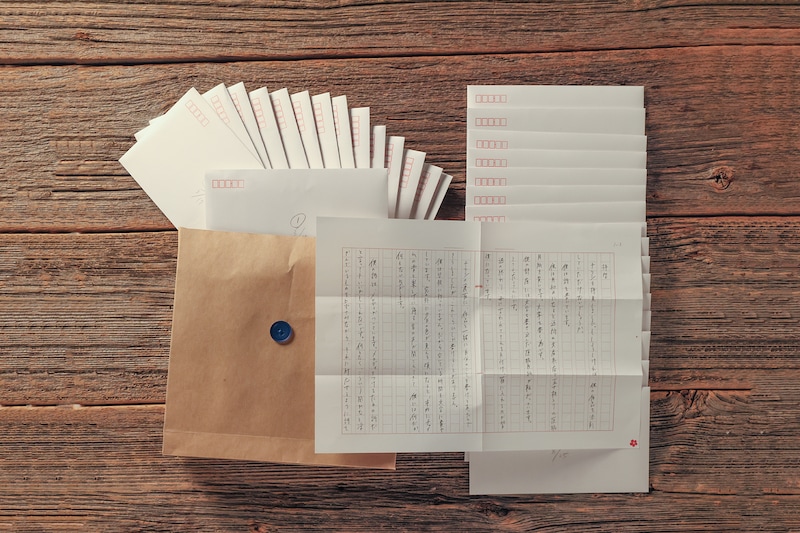 小説「二人称」は32通の封筒と約170枚の手紙で構成。